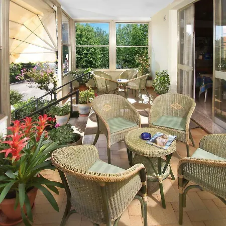 Stefania Hotel 2*